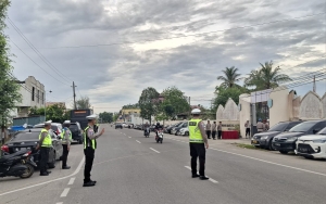 Sat Lantas Polres Langsa Laksanakan Strong Point dan Pengamanan Ziarah TMP, Arus Lalu Lintas Terkendali