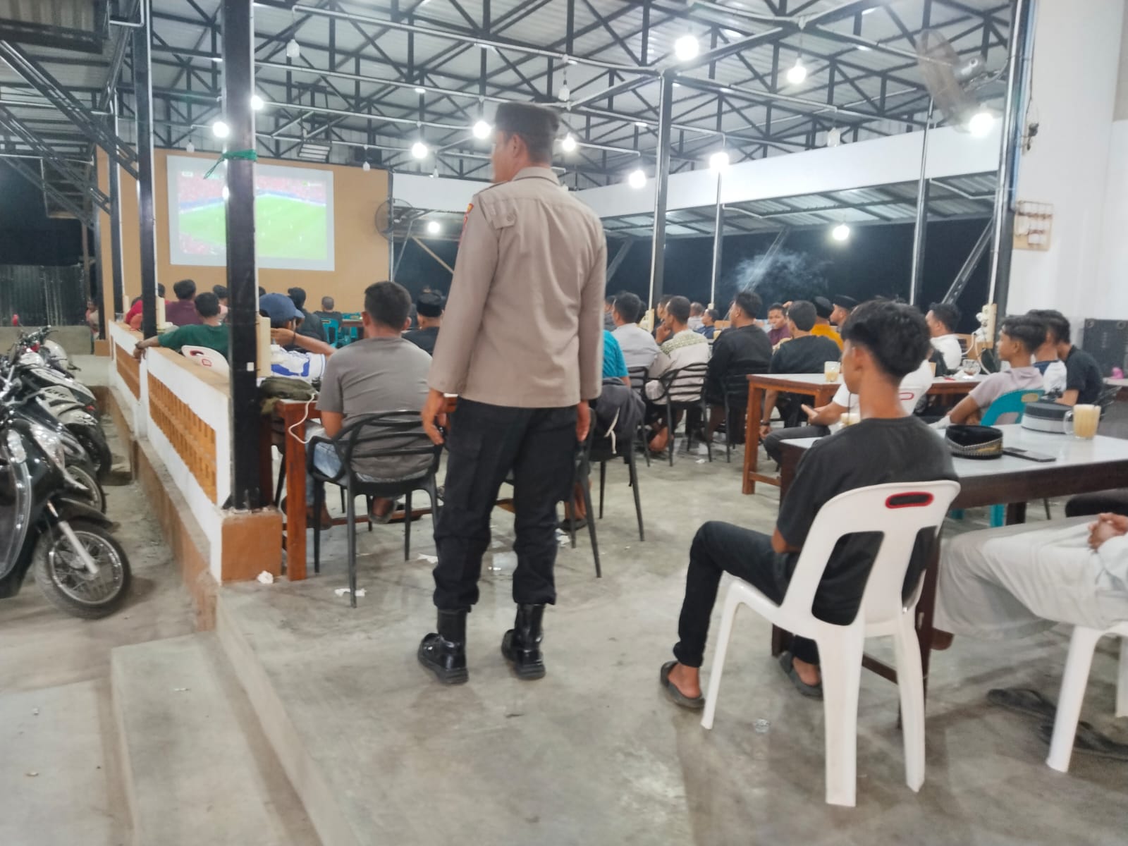 Sat Binmas Polres Langsa Monitoring Nobar Piala Dunia 2026 di Sejumlah Warkop