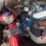 Satlantas Polres Langsa Edukasi Pengemudi Becak Motor Melalui Pembagian Stiker Keselamatan