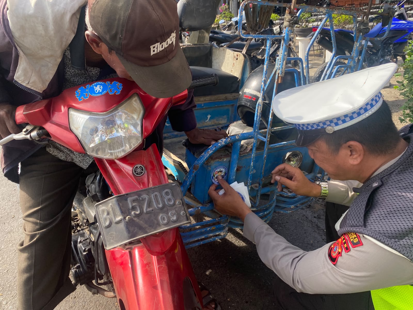Satlantas Polres Langsa Edukasi Pengemudi Becak Motor Melalui Pembagian Stiker Keselamatan