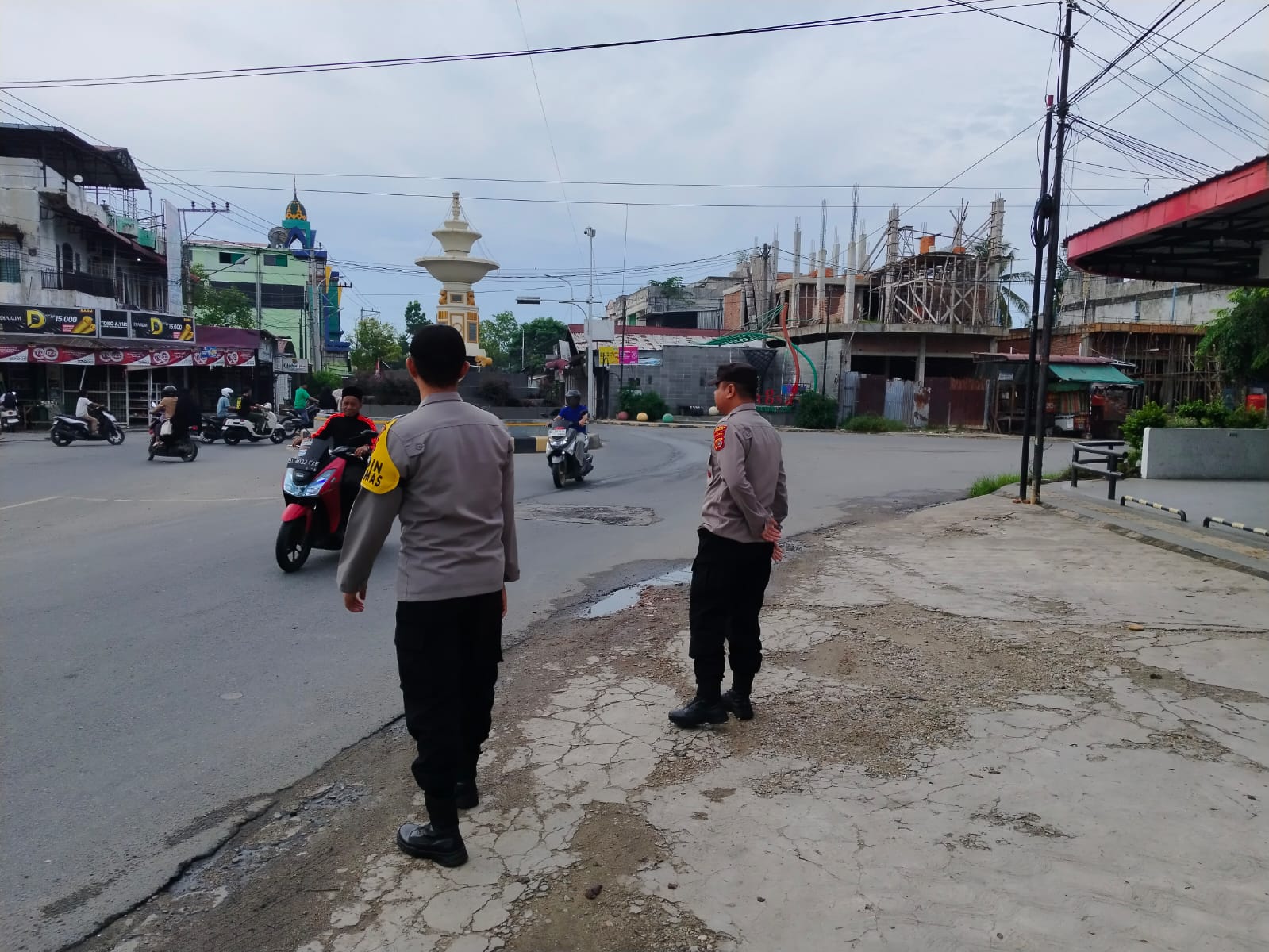 Polsek Langsa Perkuat Pelayanan Pagi Melalui Gatur Lalin di Titik Rawan Kemacetan