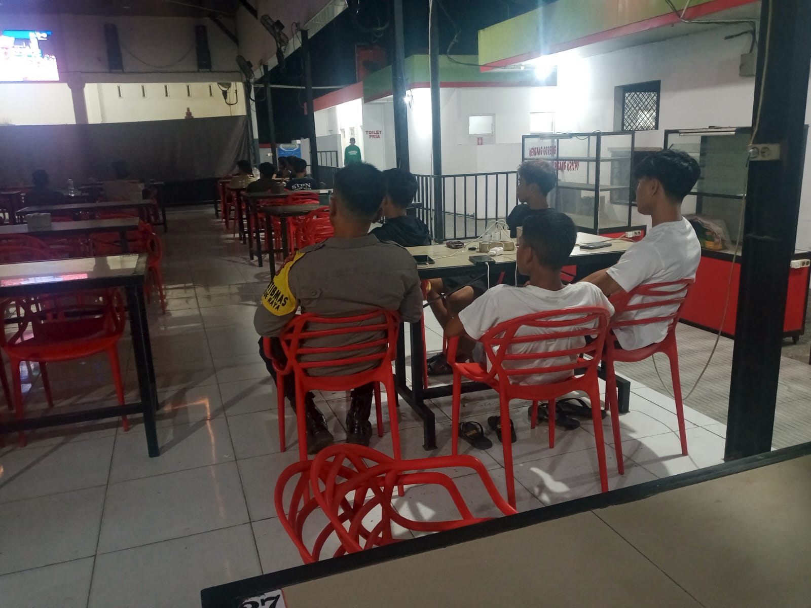 Polsek Rantau Selamat Monitoring Nobar Piala Dunia Demi Jaga Kondusivitas Wilayah
