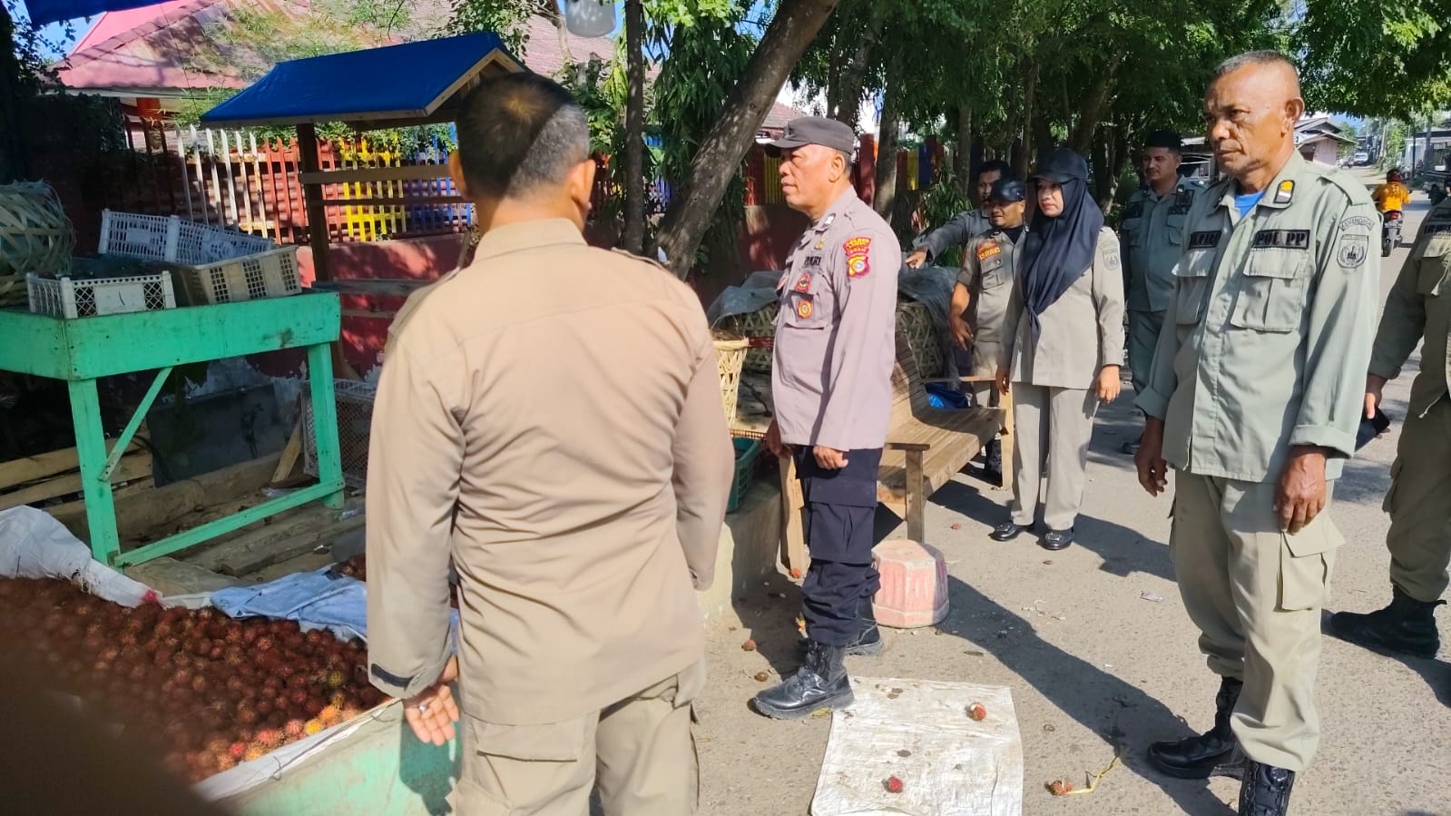 Penertiban dan himbauan PKL Polsek Langsa bersama Satpol PP wujudkan ketertiban kawasan pasar