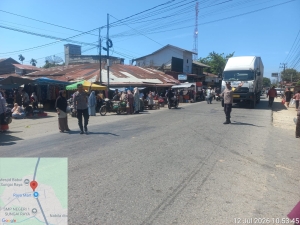 Polsek Sungai Raya Laksanakan Protap 01 untuk Wujudkan Kamseltibcarlantas di Kawasan Pasar Pekan
