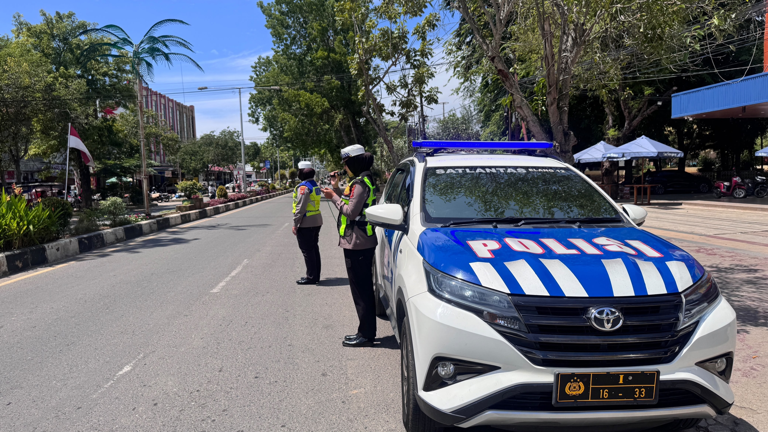 Polwan Sat Lantas Polres Langsa Ajak Masyarakat Utamakan Salat Jumat di Tengah Aktivitas