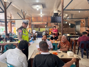 Satlantas Polres Langsa Edukasi Keselamatan Berlalu Lintas kepada Masyarakat di Warkop Center
