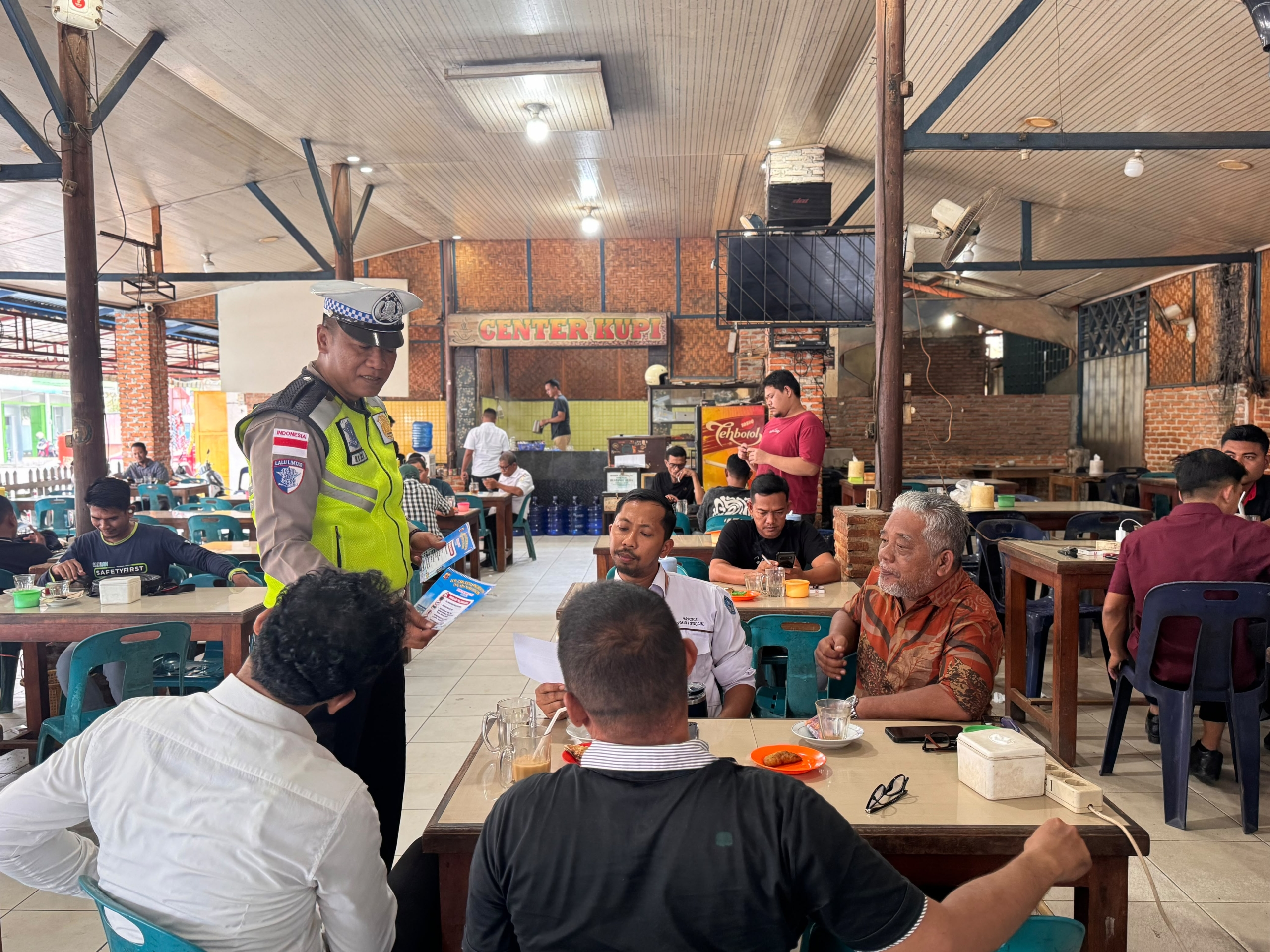Satlantas Polres Langsa Edukasi Keselamatan Berlalu Lintas kepada Masyarakat di Warkop Center