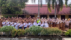 Polisi Saweu Sikula Satlantas Polres Langsa Edukasi Pelajar SMKN 2 tentang Keselamatan Berlalu Lintas