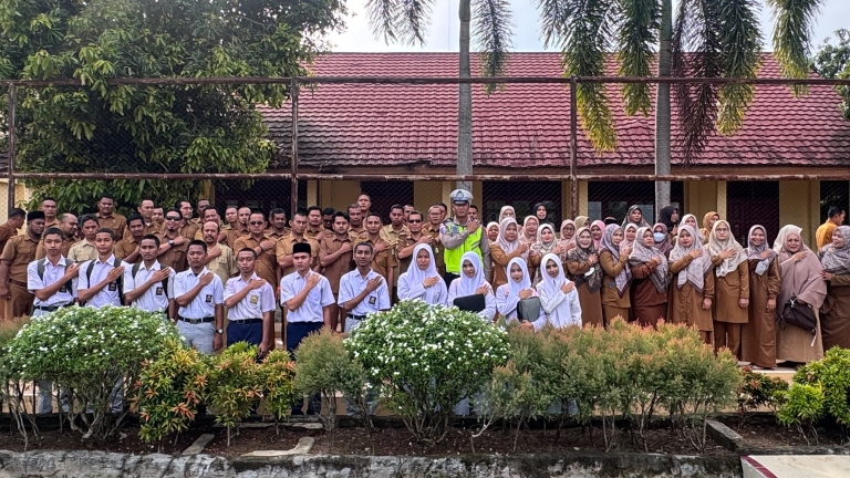 Polisi Saweu Sikula Satlantas Polres Langsa Edukasi Pelajar SMKN 2 tentang Keselamatan Berlalu Lintas