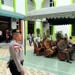 Personel Polres Langsa Amankan Pelaksanaan Eksekusi Cambuk di Kejaksaan Negeri Langsa