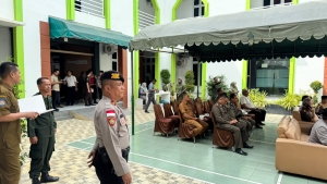 Personel Polres Langsa Amankan Pelaksanaan Eksekusi Cambuk di Kejaksaan Negeri Langsa