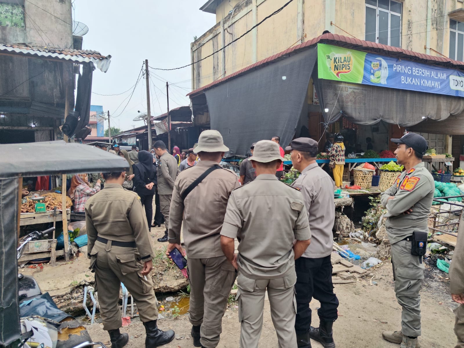 Polsek Langsa Bersama Satpol PP Tertibkan PKL di Kawasan Pasar Induk Kota Langsa