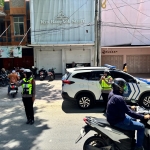 Polwan Satlantas Polres Langsa Ajak Masyarakat Utamakan Ibadah Salat Jumat