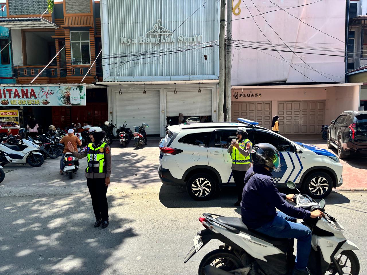 Polwan Satlantas Polres Langsa Ajak Masyarakat Utamakan Ibadah Salat Jumat