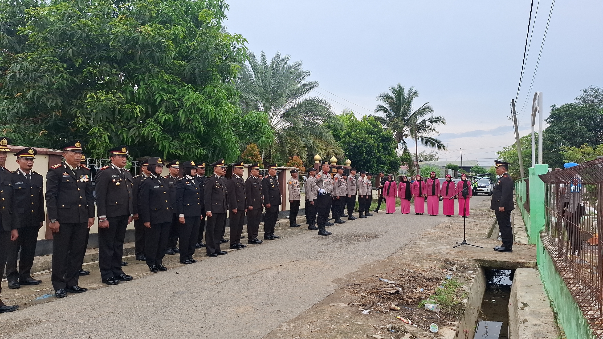 Upacara Pemakaman Dinas Iringi Peristirahatan Terakhir Ipda Agus Husaini
