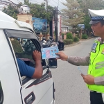 Sat Lantas Langsa Edukasi Pengguna Jalan Lewat Himbauan dan Brosur Keselamatan