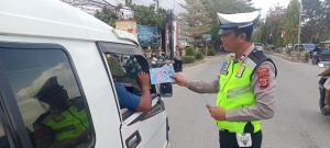 Sat Lantas Langsa Edukasi Pengguna Jalan Lewat Himbauan dan Brosur Keselamatan