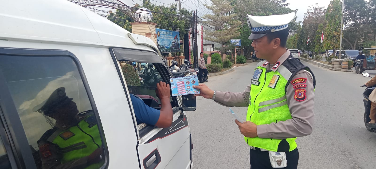 Sat Lantas Langsa Edukasi Pengguna Jalan Lewat Himbauan dan Brosur Keselamatan