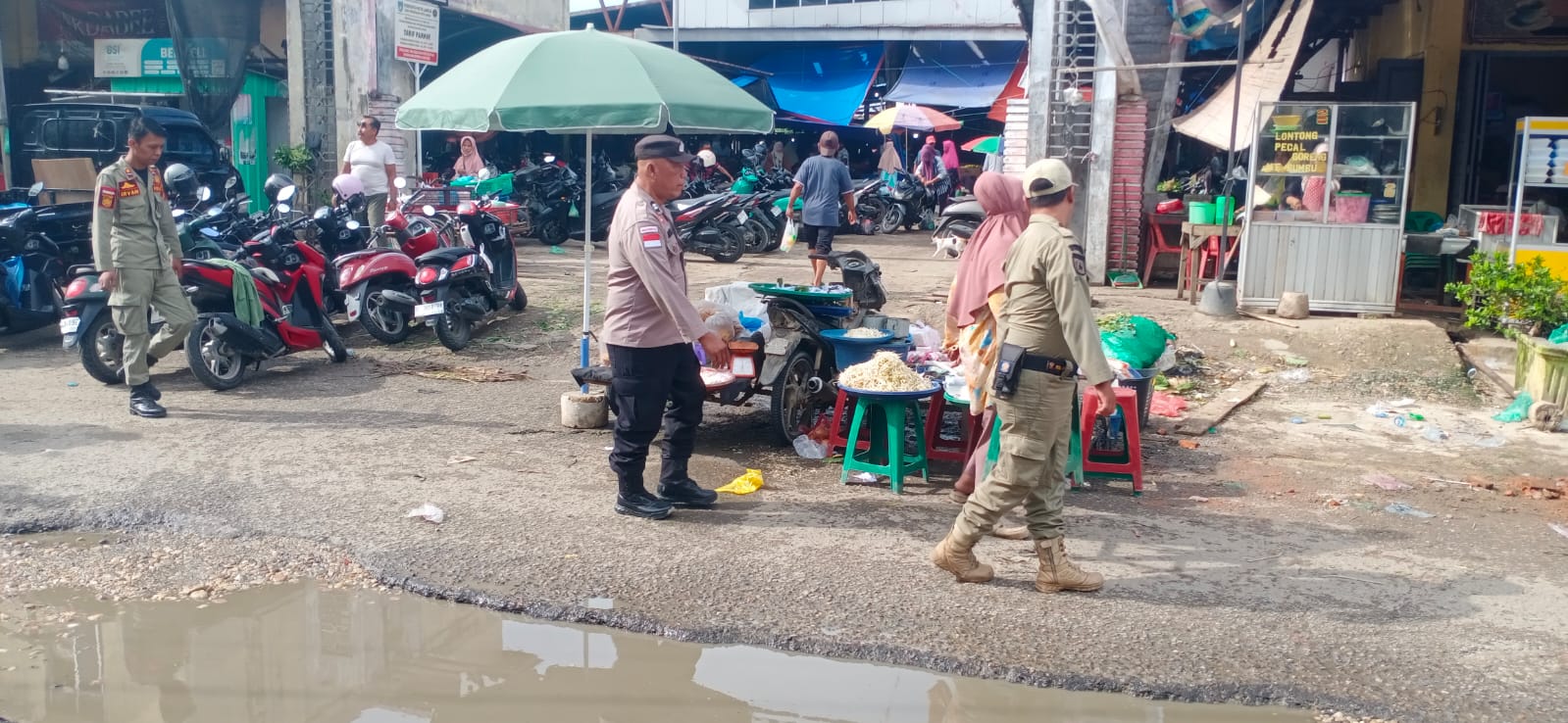 Polsek Langsa Bersama Satpol PP Tertibkan Pedagang Di Kawasan Pasar Kota