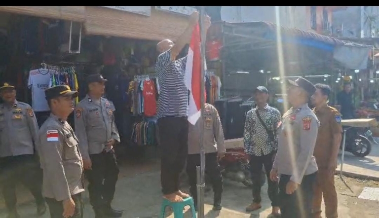Polsek Langsa Gencarkan Ajakan Kibarkan Bendera Merah Putih Sambut HUT Ke-81 Kemerdekaan RI
