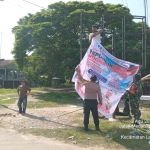 Bhabinkamtibmas Polsek Langsa Timur Bersama Warga Semarakkan Pemasangan Bendera Merah Putih Dan Spanduk Himbauan Kibarkan bendera merah putih serentak.