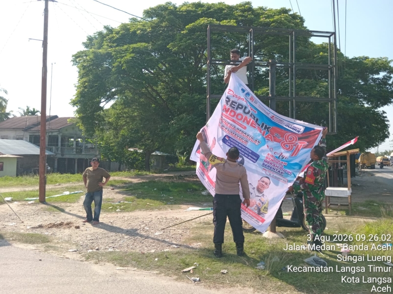 Bhabinkamtibmas Polsek Langsa Timur Bersama Warga Semarakkan Pemasangan Bendera Merah Putih Dan Spanduk Himbauan Kibarkan bendera merah putih serentak.