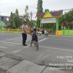 Polsek Manyak Payed Laksanakan Pengaturan Lalu Lintas Demi Keselamatan Pelajar dan Pengguna Jalan