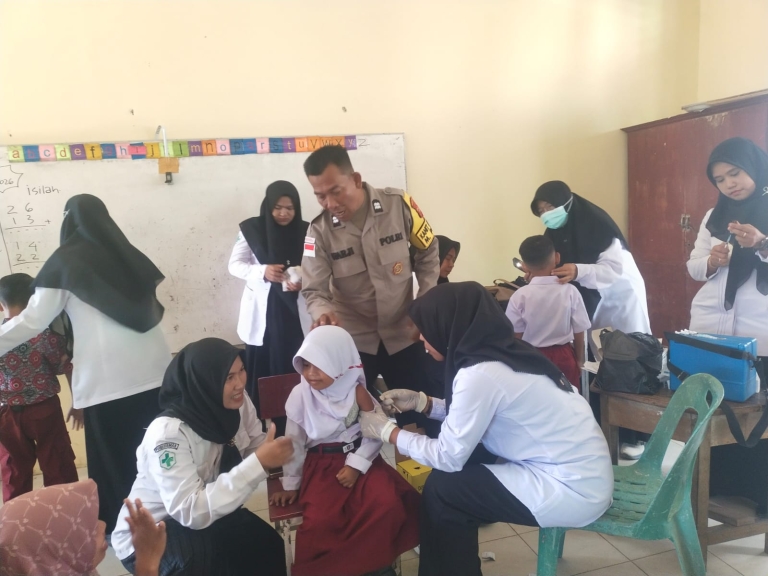 Polsek Manyak Payed Dukung Program Imunisasi Anak di SDN Sapta Marga