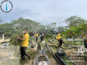 Polsek Langsa Timur Gelar Bakti Sosial Bersama Warga Bersihkan Tempat Pemakaman Umum
