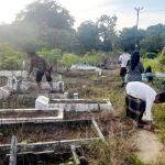 Sat Binmas Polres Langsa Bersama Warga Gotong Royong Bersihkan TPU Gampong Jawa