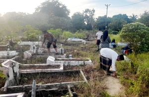 Sat Binmas Polres Langsa Bersama Warga Gotong Royong Bersihkan TPU Gampong Jawa