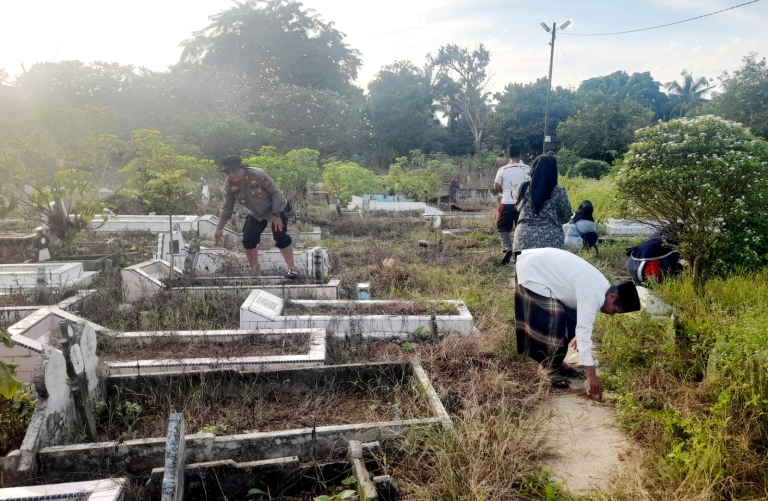 Sat Binmas Polres Langsa Bersama Warga Gotong Royong Bersihkan TPU Gampong Jawa