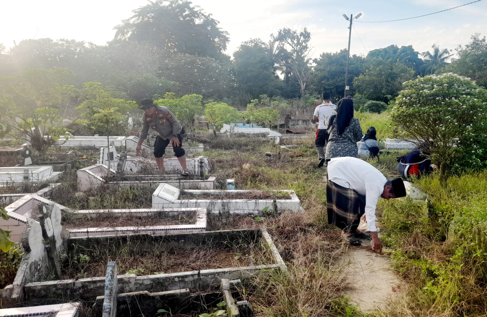 Sat Binmas Polres Langsa Bersama Warga Gotong Royong Bersihkan TPU Gampong Jawa
