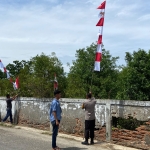 Semangat Kemerdekaan Menggelora, Bhabinkamtibmas Heriyanto Bersama Babinsa dan Perangkat Gampong Sungai Pauh Kibarkan Merah Putih