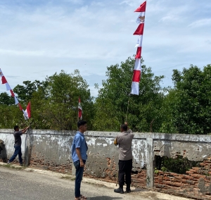 Semangat Kemerdekaan Menggelora, Bhabinkamtibmas Heriyanto Bersama Babinsa dan Perangkat Gampong Sungai Pauh Kibarkan Merah Putih