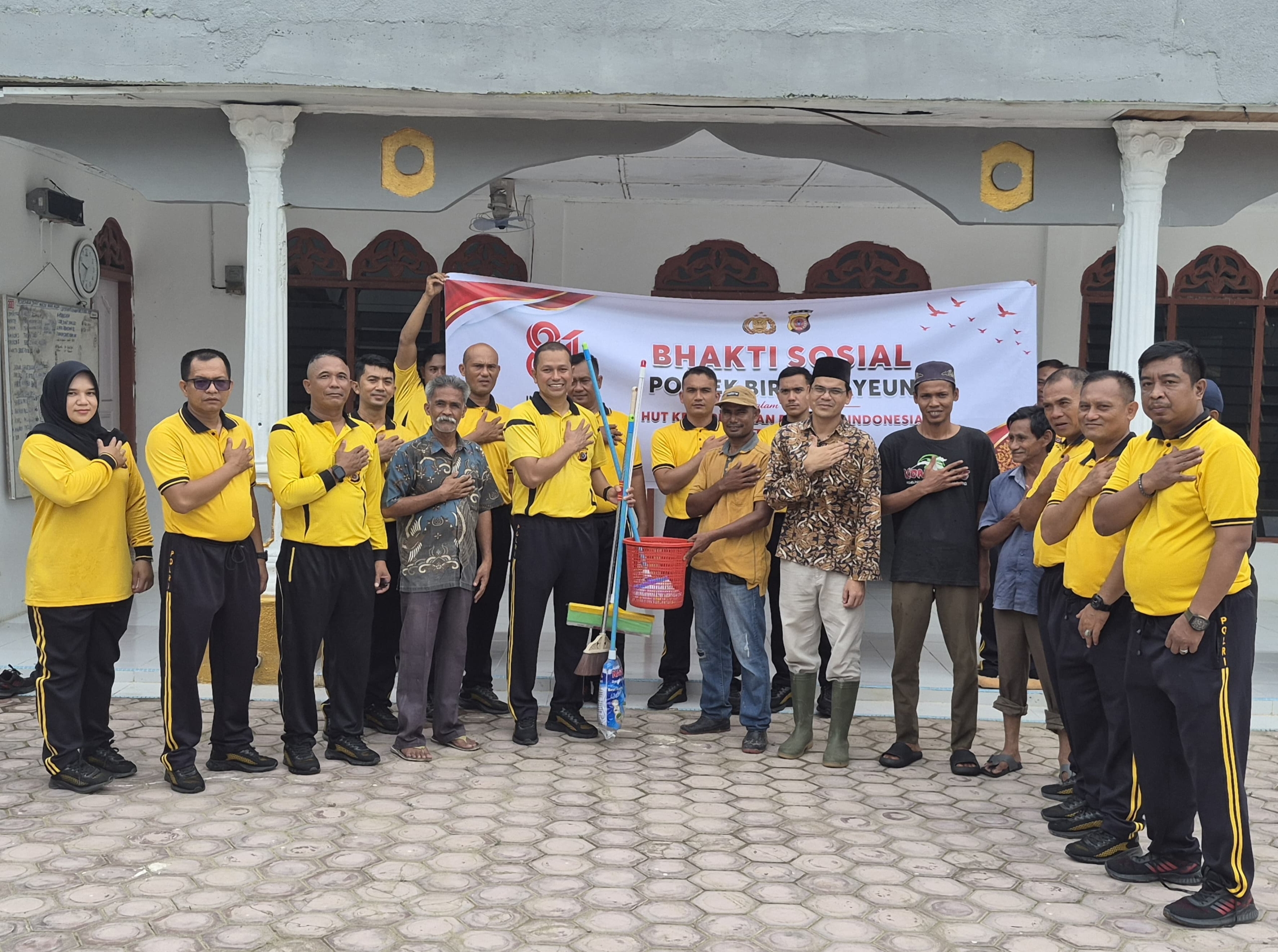 Polsek Birem Bayeun Gelar Bakti Sosial Sambut HUT RI Ke-81