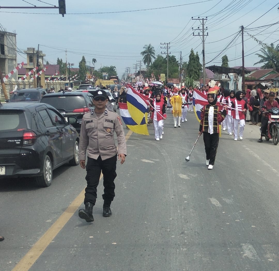 Personel Polsek Manyak Payed Lakukan Pengamanan Pawai Alegoris HUT Ke-81 Kemerdekaan RI