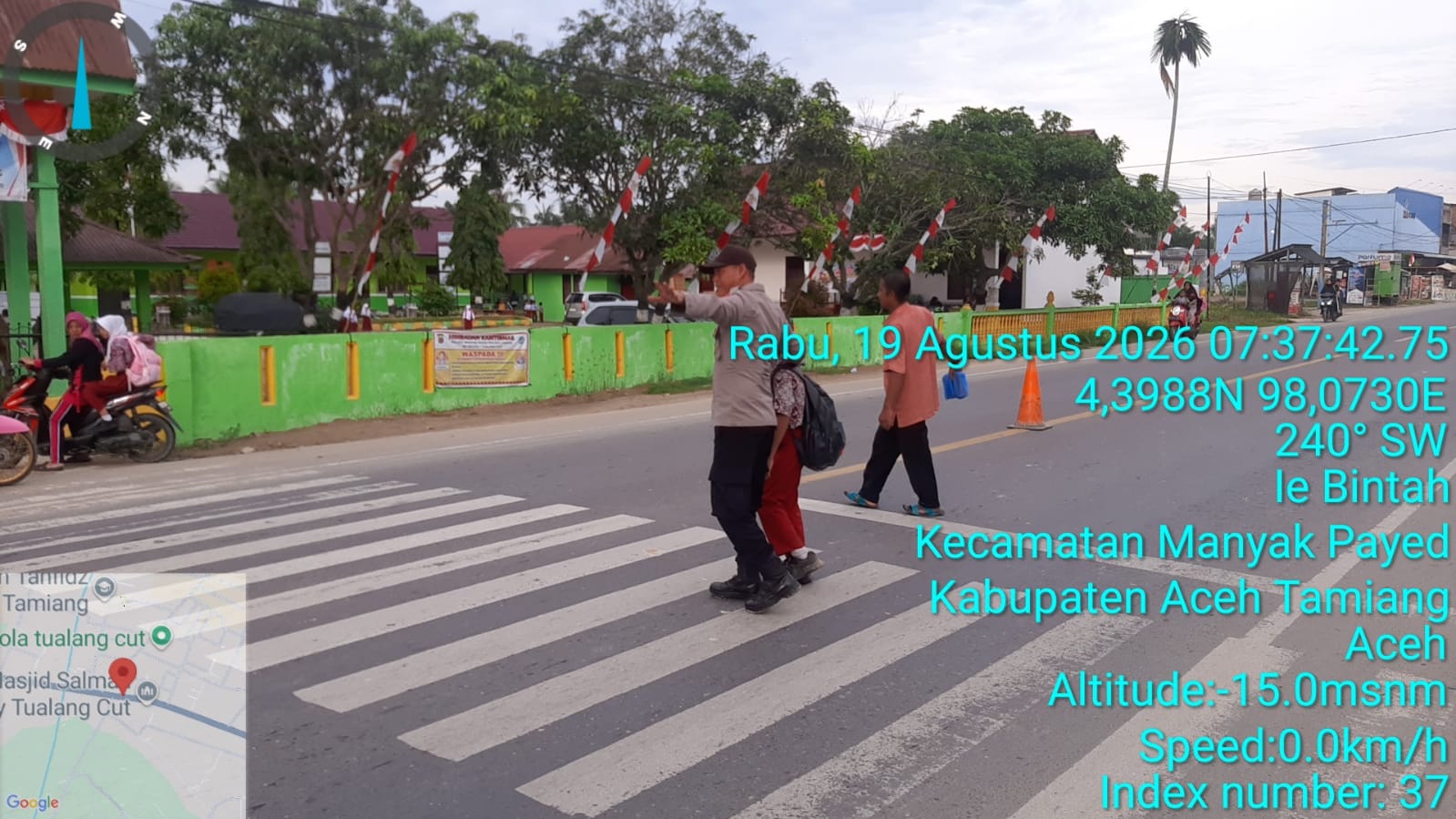 Polsek Manyak Payed Hadirkan Pelayanan Pagi Melalui Pengaturan Lalu Lintas Di Depan Sekolah