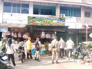 Polsek Langsa Bersama Satpol PP Sosialisasikan Penataan Pedagang Di Pasar Kota