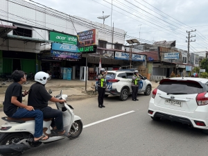 Polwan Sat Lantas Polres Langsa Ajak Masyarakat Tunaikan Sholat Jumat