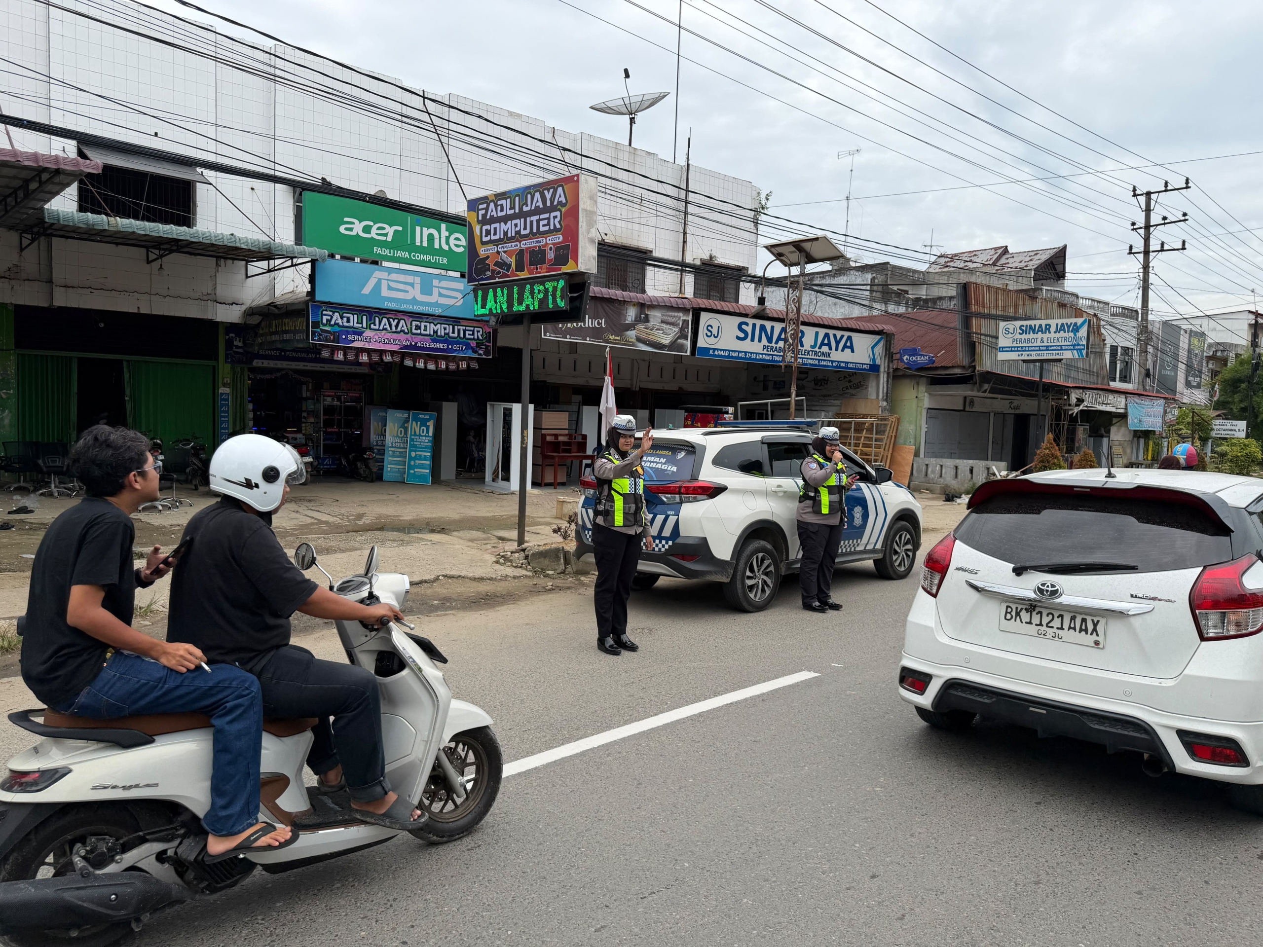 Polwan Sat Lantas Polres Langsa Ajak Masyarakat Tunaikan Sholat Jumat