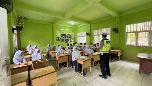 Polisi Saweu Sikula Satlantas Polres Langsa Edukasi Pelajar Tentang Keselamatan Berlalu Lintas