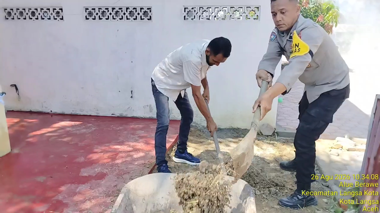 Bhabinkamtibmas Polsek Langsa Gotong Royong Bersama Warga di Dayah SUDI, Sampaikan Pesan Kamtibmas
