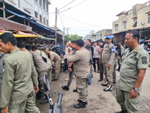Polsek Langsa Bersama Satpol PP Tertibkan Aktivitas PKL, Jaga Kenyamanan Kawasan Pasar