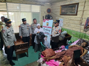 Polisi Berbagi, Satbinmas Polres Langsa Salurkan Sembako kepada Warga Membutuhkan