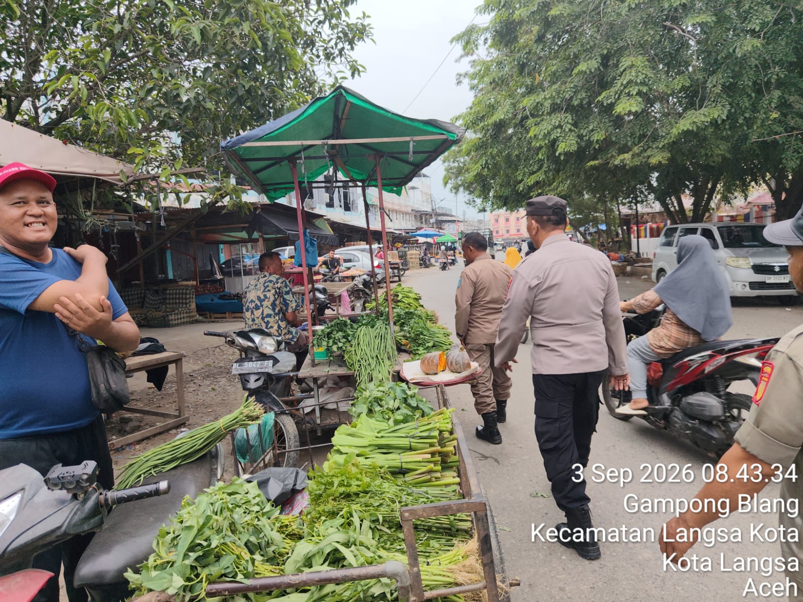 Polsek Langsa Bersama Satpol PP Tertibkan Pedagang, Jaga Kenyamanan Aktivitas Pasar