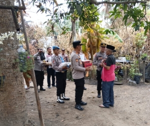 Polsek Sungai Raya Salurkan Bantuan Sosial Kapolres Langsa Kepada Korban Kebakaran