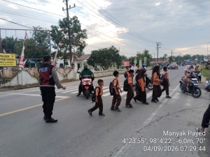Polsek Manyak Payed Perkuat Pelayanan Pagi, Jaga Keamanan dan Ketertiban di Lingkungan Sekolah
