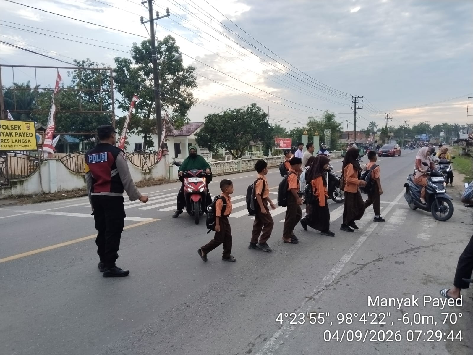 Polsek Manyak Payed Perkuat Pelayanan Pagi, Jaga Keamanan dan Ketertiban di Lingkungan Sekolah