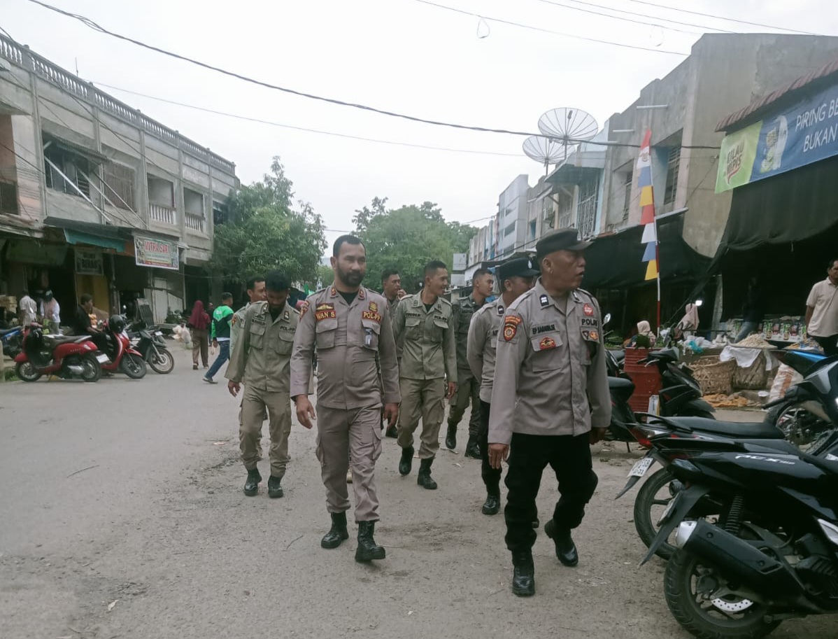 Polsek Langsa Bersama Satpol PP Tertibkan Pedagang, Jaga Kenyamanan Kawasan Pasar